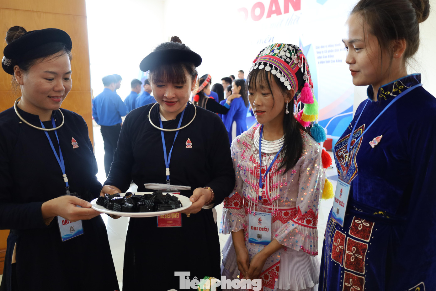 Nữ đoàn viên, thanh niên người Tày, Nùng giới thiệu đặc sản quê hương với bạn người Mông (giữa) - Ảnh: Duy Chiến Nữ đoàn viên, thanh niên người Tày, Nùng giới thiệu đặc sản quê hương với bạn người Mông (giữa) - Ảnh: Duy Chiến