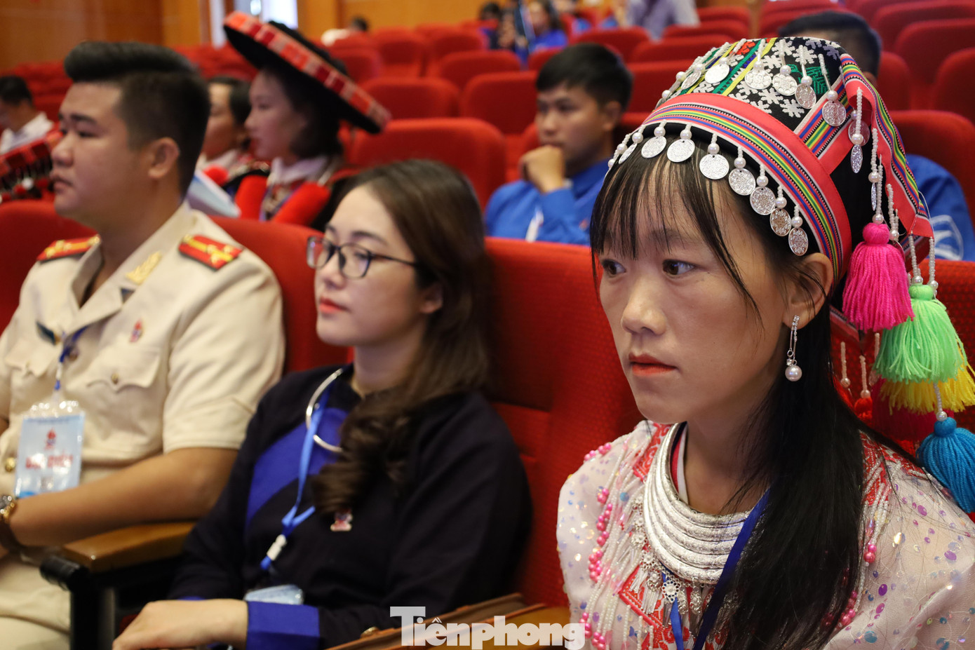 Nữ thanh niên người Mông (ngoài cùng bên phải) được mọi người chú ý bởi khăn, áo có hoa văn, họa tiết ấn tượng - Ảnh: Duy Chiến Nữ thanh niên người Mông (ngoài cùng bên phải) được mọi người chú ý bởi khăn, áo có hoa văn, họa tiết ấn tượng - Ảnh: Duy Chiến