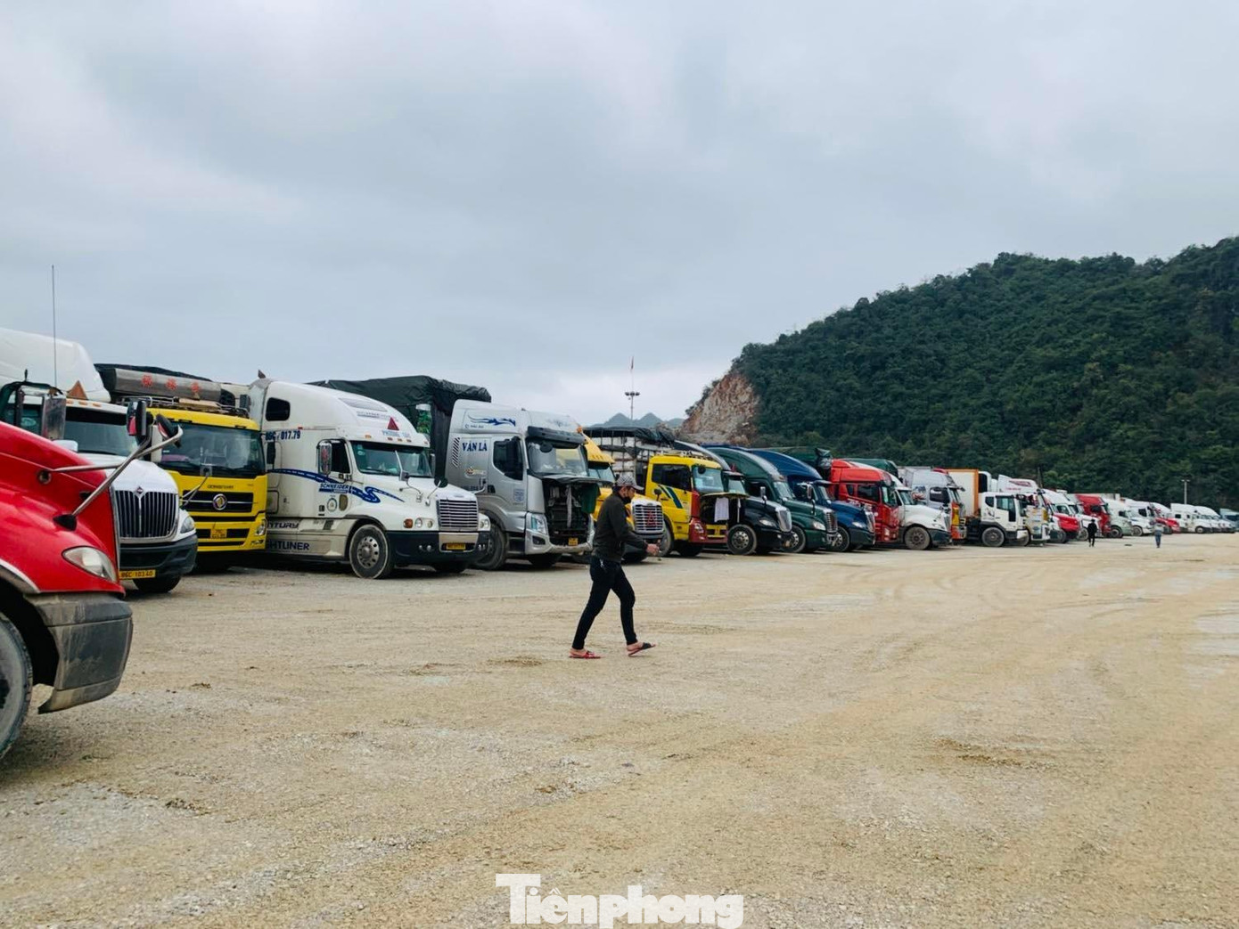 Tại bãi xe Bảo Nguyên ở cửa khẩu Tân Thanh, có hàng trăm lái xe, phụ xe "ăn chực, nằm chờ" nhiều ngày. Ảnh: Duy Chiến