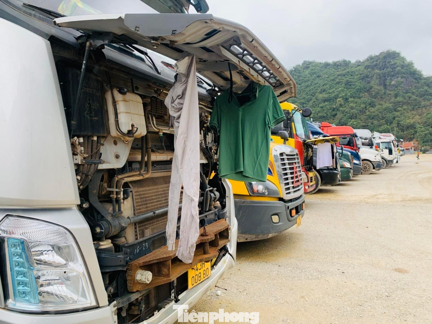 Thời tiết ở biên giới khắc nghiệt, các tài xế, phụ xe ăn nghỉ trong điều kiện thiếu thốn nhiều ngày liền, rất nguy hiểm đến sức khỏe, tính mạng -Ảnh: Duy Chiến
