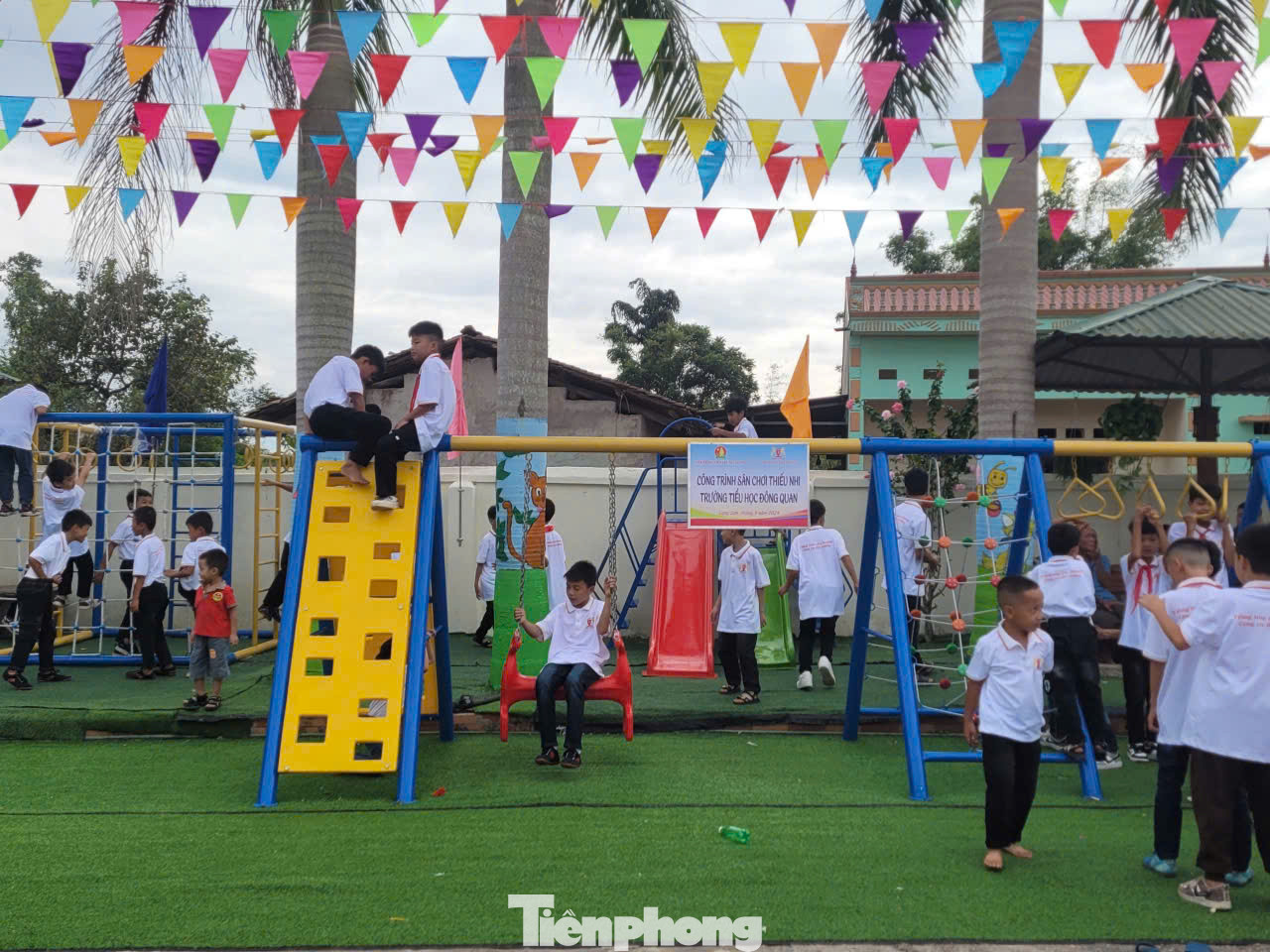 Học sinh thích thú với công trình "Sân chơi cho em"