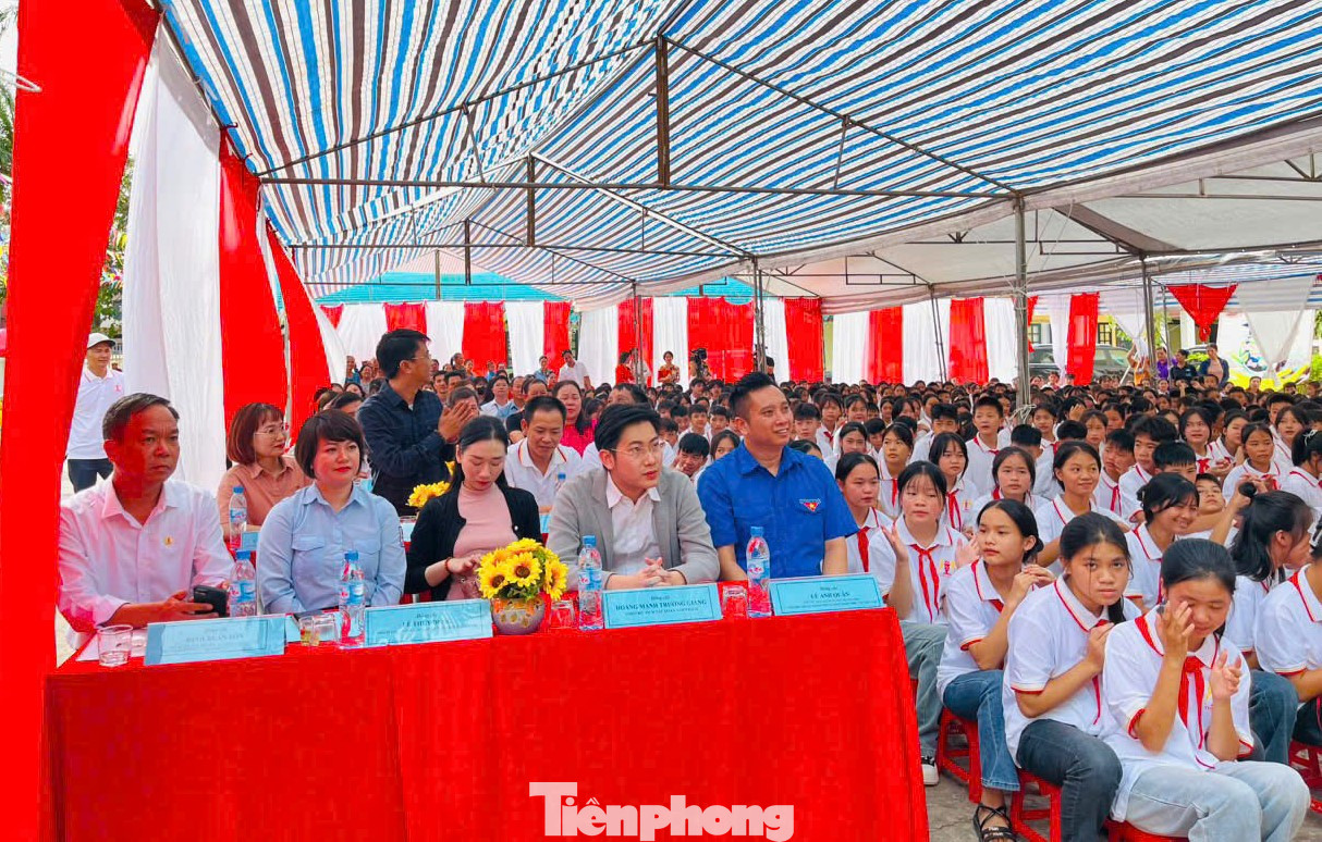 Đông đảo các nhà tài trợ, đồng hành, cán bộ Đoàn- Đội và các em học sinh địa phương tham dự chương trình.