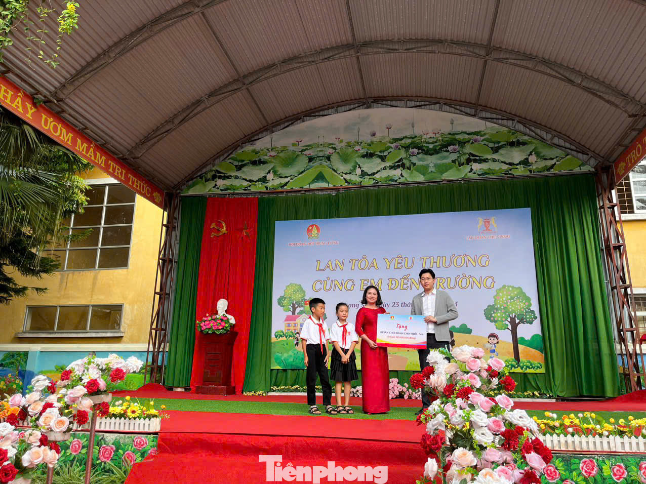 Trao tặng những phần quà ý nghĩa cho nhà trường và học sinh xã Đông Quan, huyện Lộc Bình