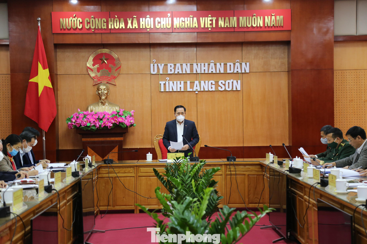 Ông Hồ Tiến Thiệu, Chủ tịch UBND tỉnh Lạng Sơn (đứng) chỉ đạo, các ngành gấp rút triển khai mô hình "vùng đệm" an toàn cho hoạt động xuất nhập khẩu -Ảnh: Duy Chiến