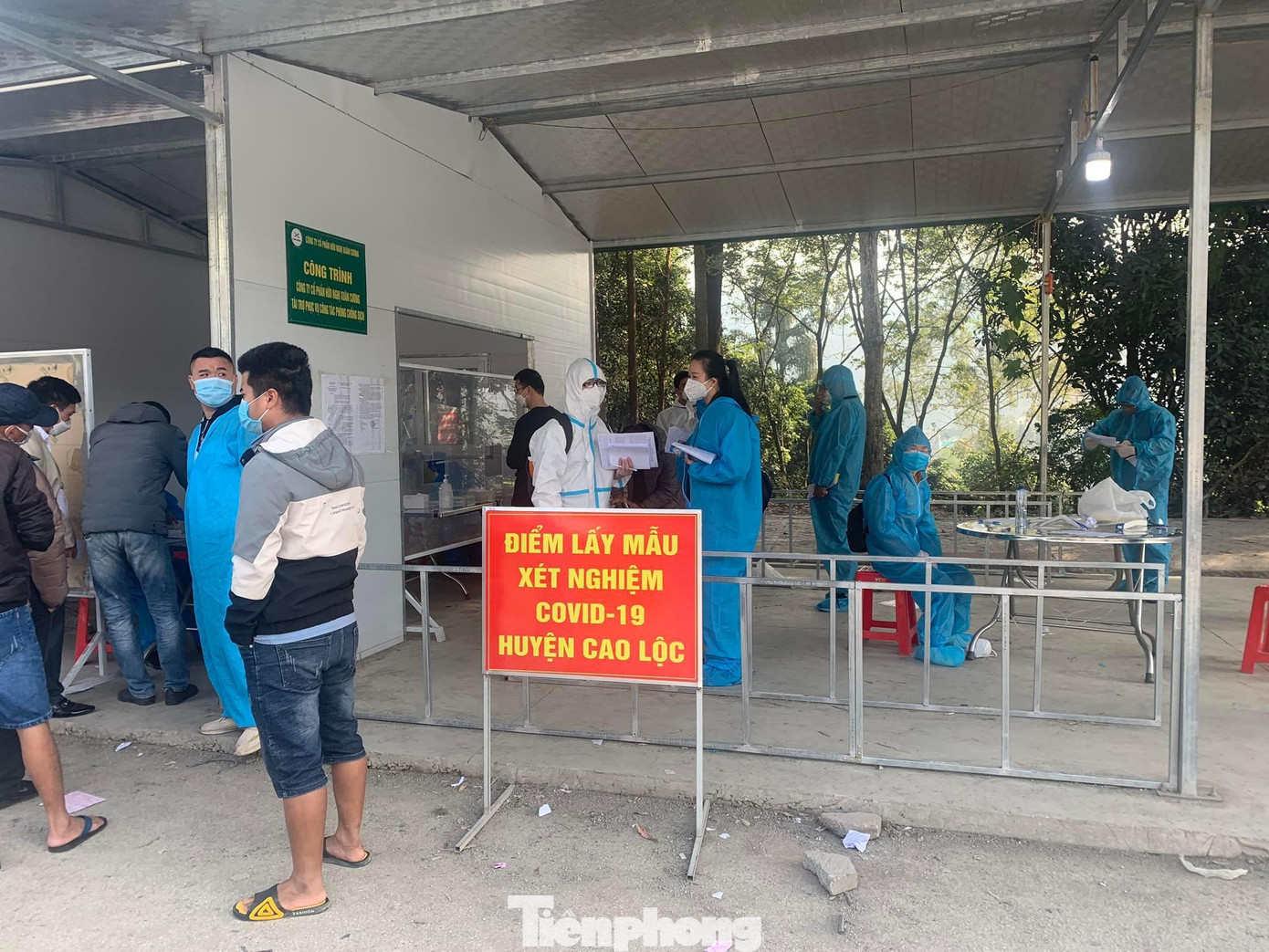 Lái xe đường dài và cả khách xuất nhập cảnh qua cửa khẩu Hữu Nghị đều phải kiểm tra y tế trước khi vào cửa khẩu.