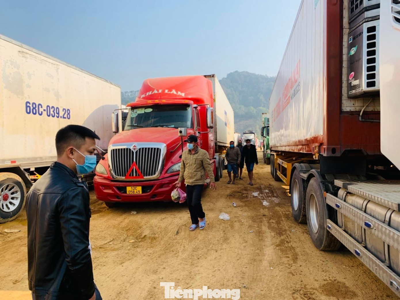 "Vùng đệm" khu trung chuyển Bản Liếp hiện còn khoảng 1300 xe đang chờ xuất khẩu -Ảnh: Duy Chiến