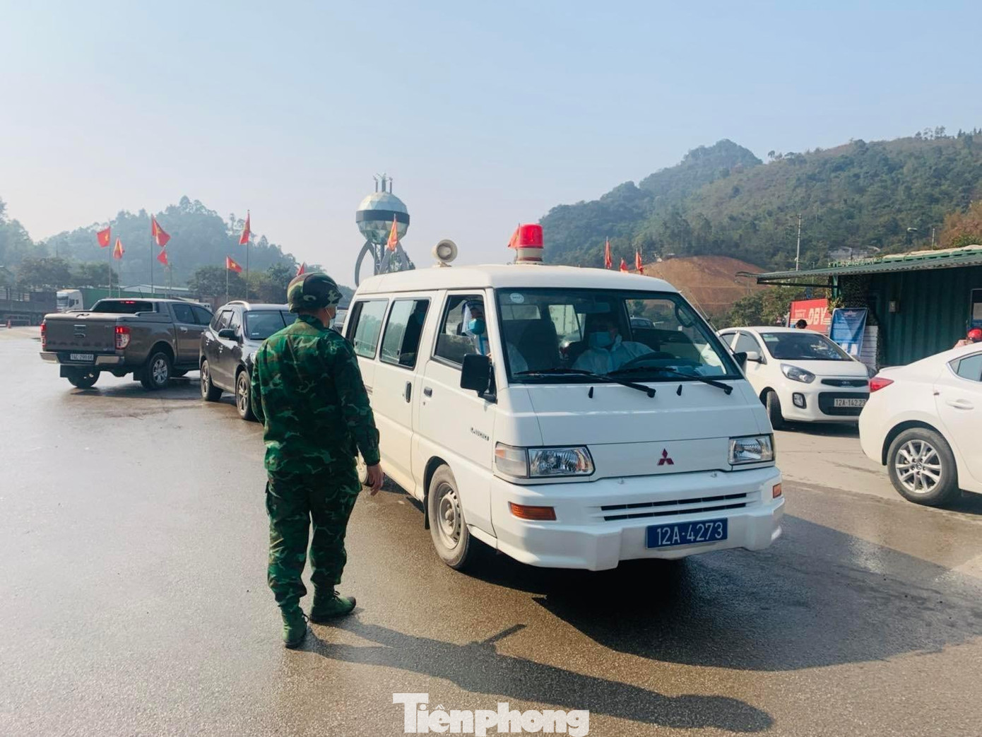 Lực lượng y tế địa phương luôn có mặt tại biên giới để cùng các cấp, các ngành phòng, chống COVID-19.