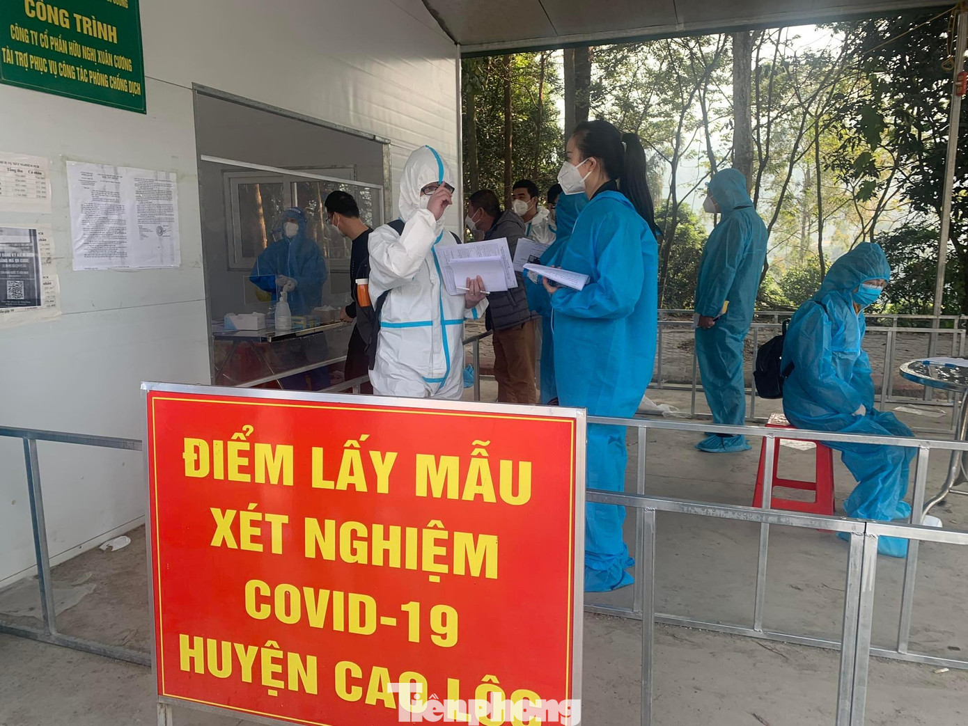 Tại cửa khẩu Quốc tế Hữu Nghị (huyện Cao Lộc), công tác lấy mẫu xét nghiệm được thực hiện nghiêm ngặt -Ảnh: Duy Chiến