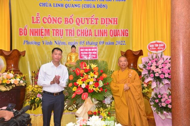 Cấp ủy, chính quyền địa phương tặng hoa chúc mừng Thượng tọa Thích Quảng Truyền -Ảnh: PV Cấp ủy, chính quyền địa phương tặng hoa chúc mừng Thượng tọa Thích Quảng Truyền -Ảnh: PV