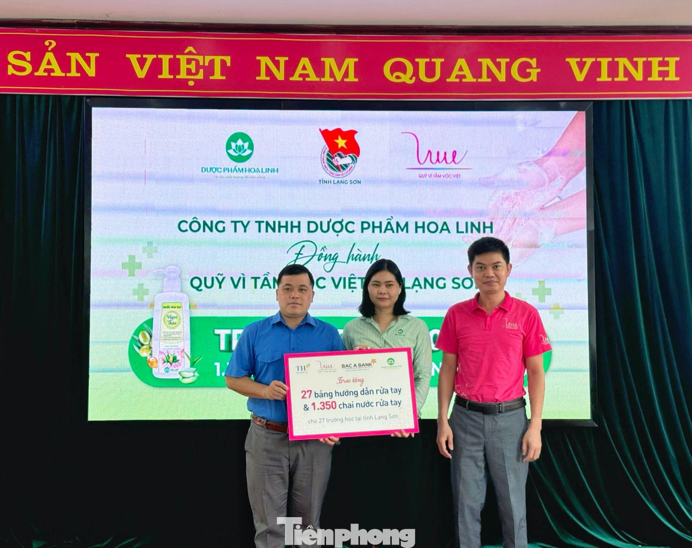 Nhà đồng hành, tài trợ trao biển tượng trưng các phần quà cho tuổi trẻ Lạng Sơn. Ảnh: Duy Chiến