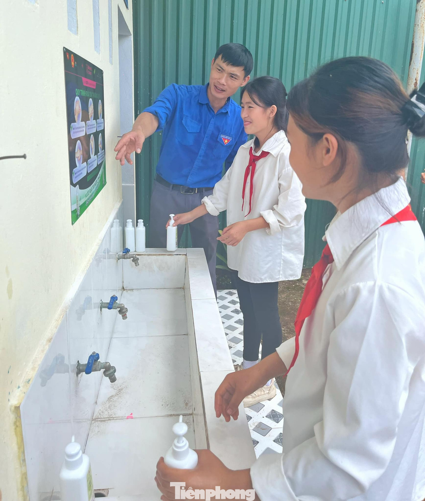 Các em học sinh Trường Tiểu học và THCS Hiệp Hạ (huyện Lộc Bình) thụ hưởng các tiện ích thiết thực của chương trình. Ảnh: Duy Chiến