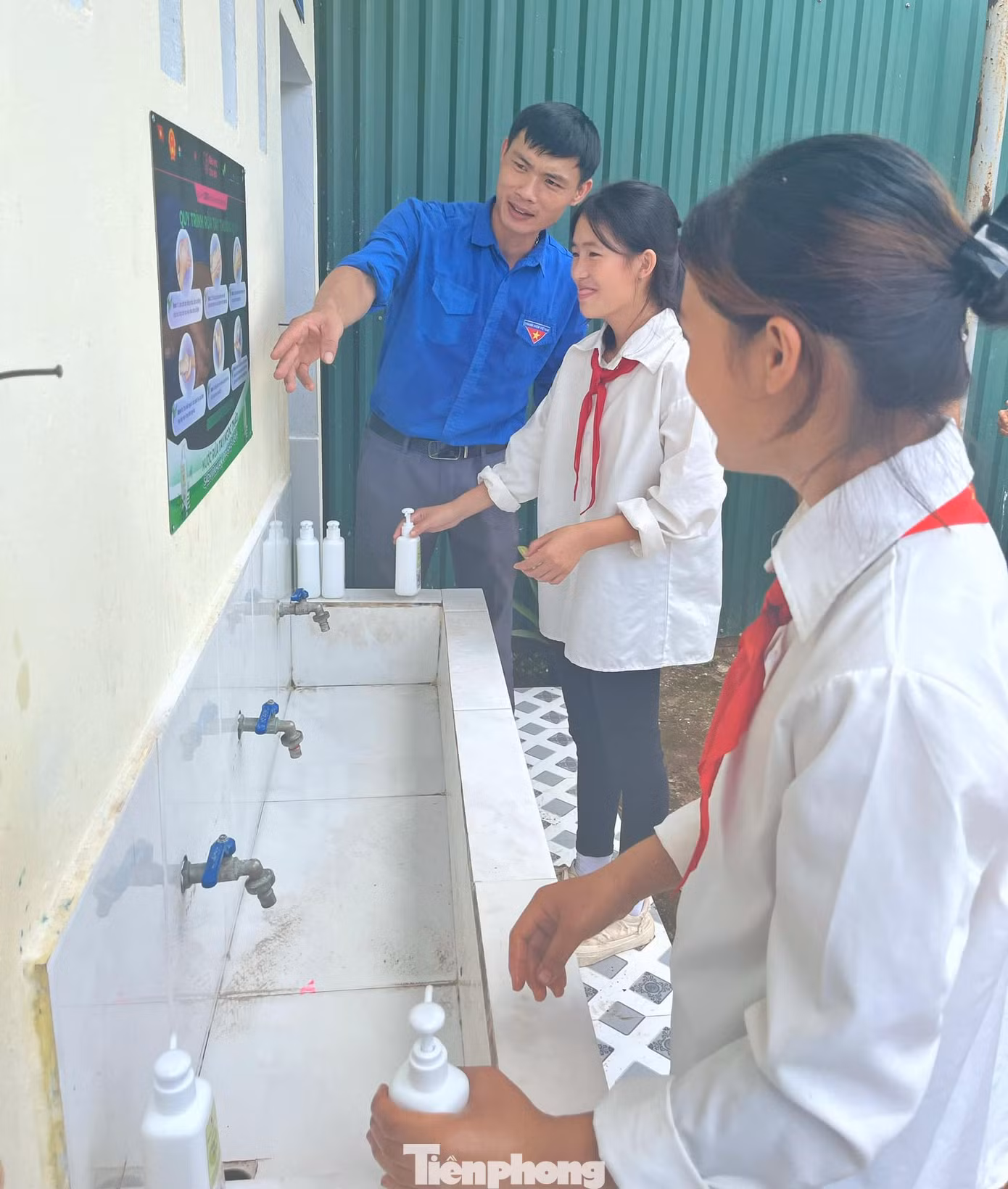 Các em học sinh Trường Tiểu học và THCS Hiệp Hạ (huyện Lộc Bình) thụ hưởng các tiện ích thiết thực của chương trình. Ảnh: Duy Chiến