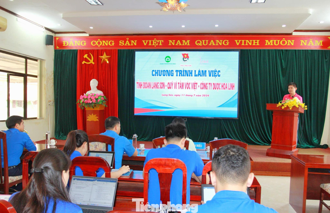 Quang cảnh buổi trao tặng quà.