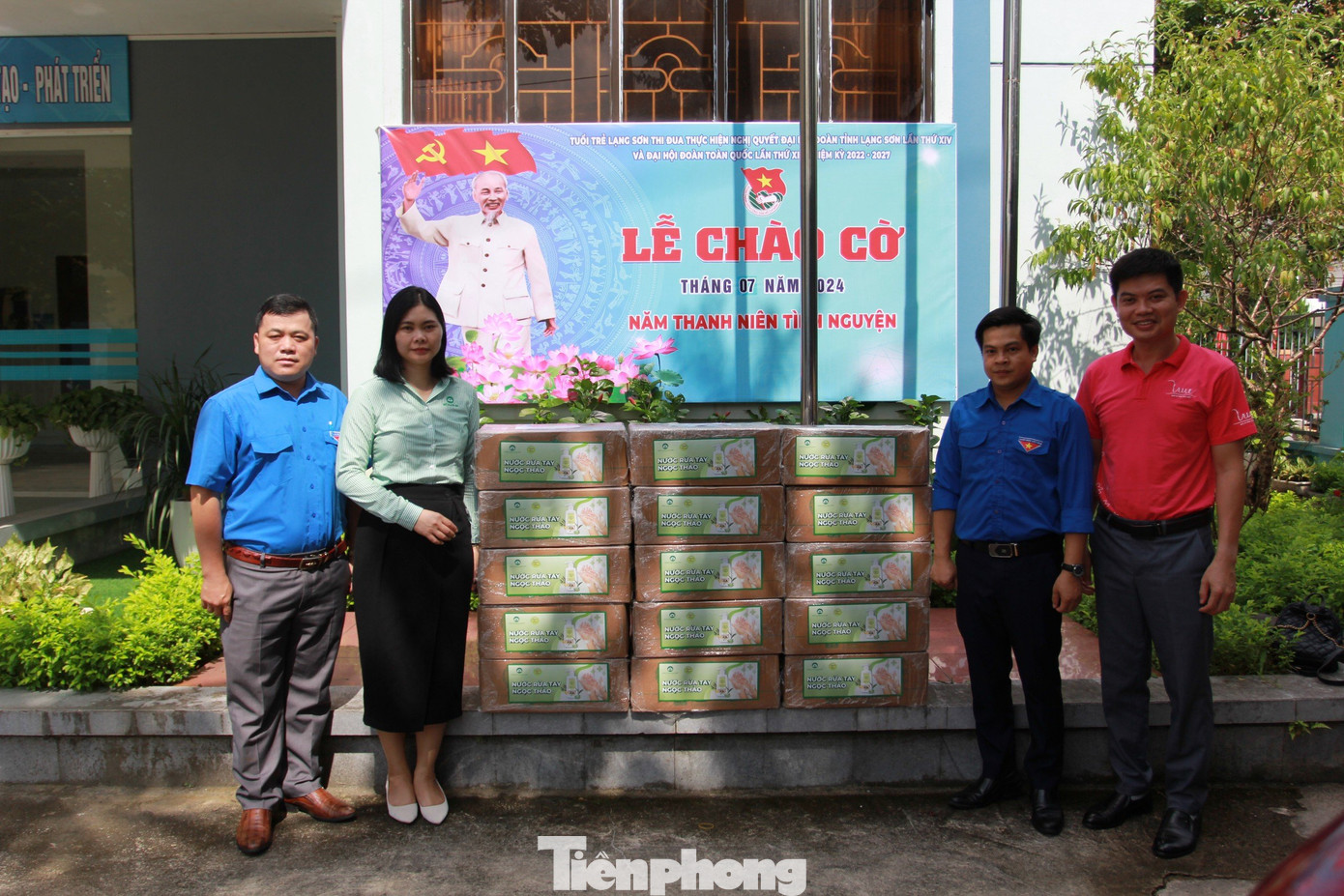 Nhiều phần quà ý nghĩa cho học sinh miền núi xứ Lạng.