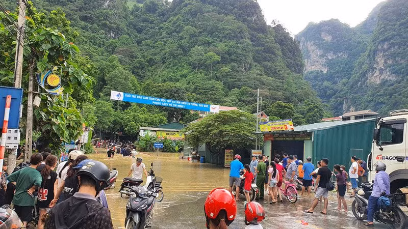 Nhiều địa phương ở Cao Bằng mưa lớn làm ngập lụt, gây khó khăn trong sinh hoạt người dân.