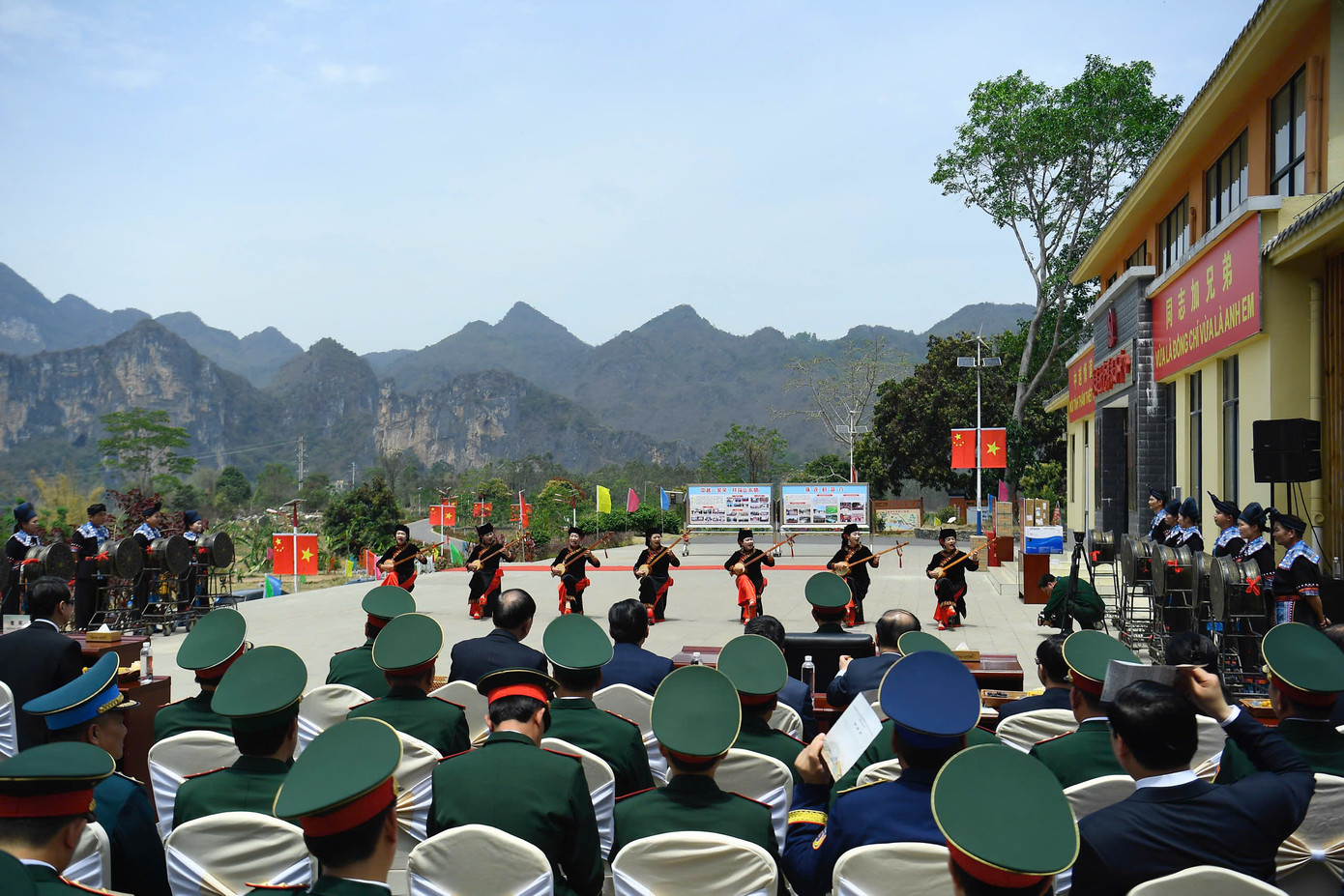 Đoàn đại biểu hai nước nghe giới thiệu về tình hình thôn kiểu mẫu Chu Liên, xem chương trình biểu diễn nghệ thuật, thưởng thức đặc sản địa phương, tham quan nhà dân và giao lưu với nhân dân địa phương.