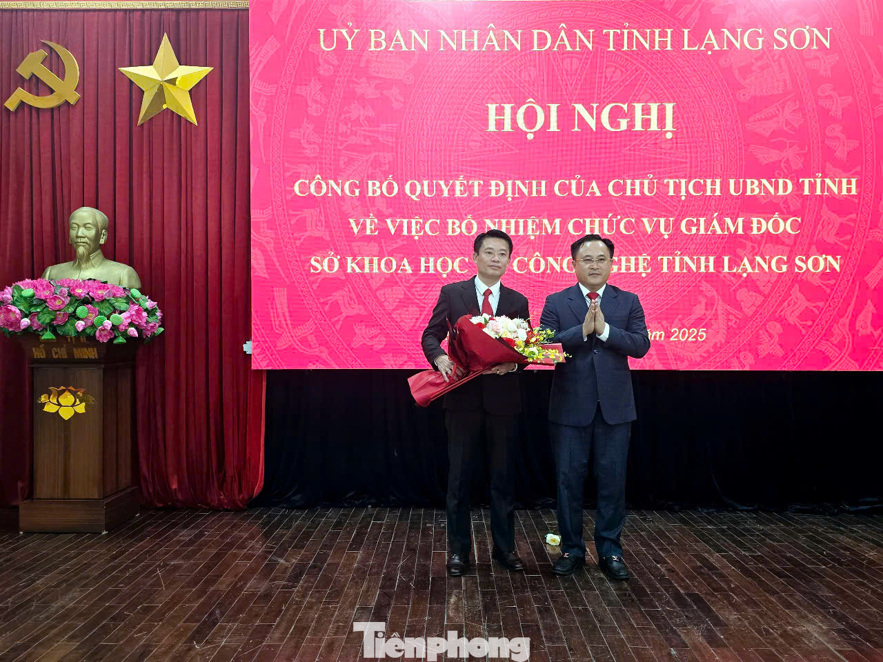 Lãnh đạo UBND tỉnh Lạng Sơn trao quyết định, tặng hoa chúc mừng tân Giám đốc Sở Khoa học - Công nghệ Nguyễn Quang Huy (bên trái). Ảnh: Duy Chiến.