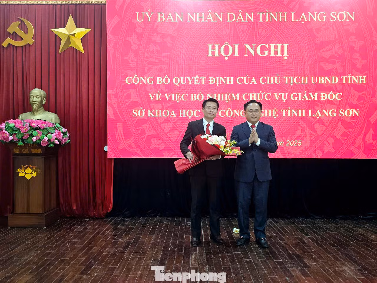 Lãnh đạo UBND tỉnh Lạng Sơn trao quyết định, tặng hoa chúc mừng tân Giám đốc Sở Khoa học - Công nghệ Nguyễn Quang Huy (bên trái). Ảnh: Duy Chiến.