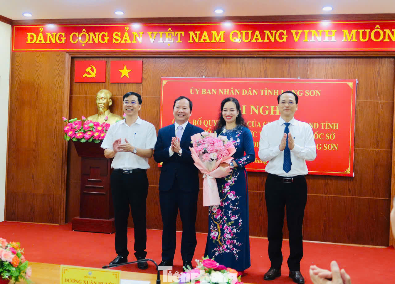 Bà Nông Bích Diệp, tân Phó Giám đốc Sở Văn hóa - Thể thao và Du lịch nhận hoa chúc mừng của Ban lãnh đạo Sở Văn hóa - Thể thao và Du lịch Lạng Sơn. Ảnh: Duy Chiến.