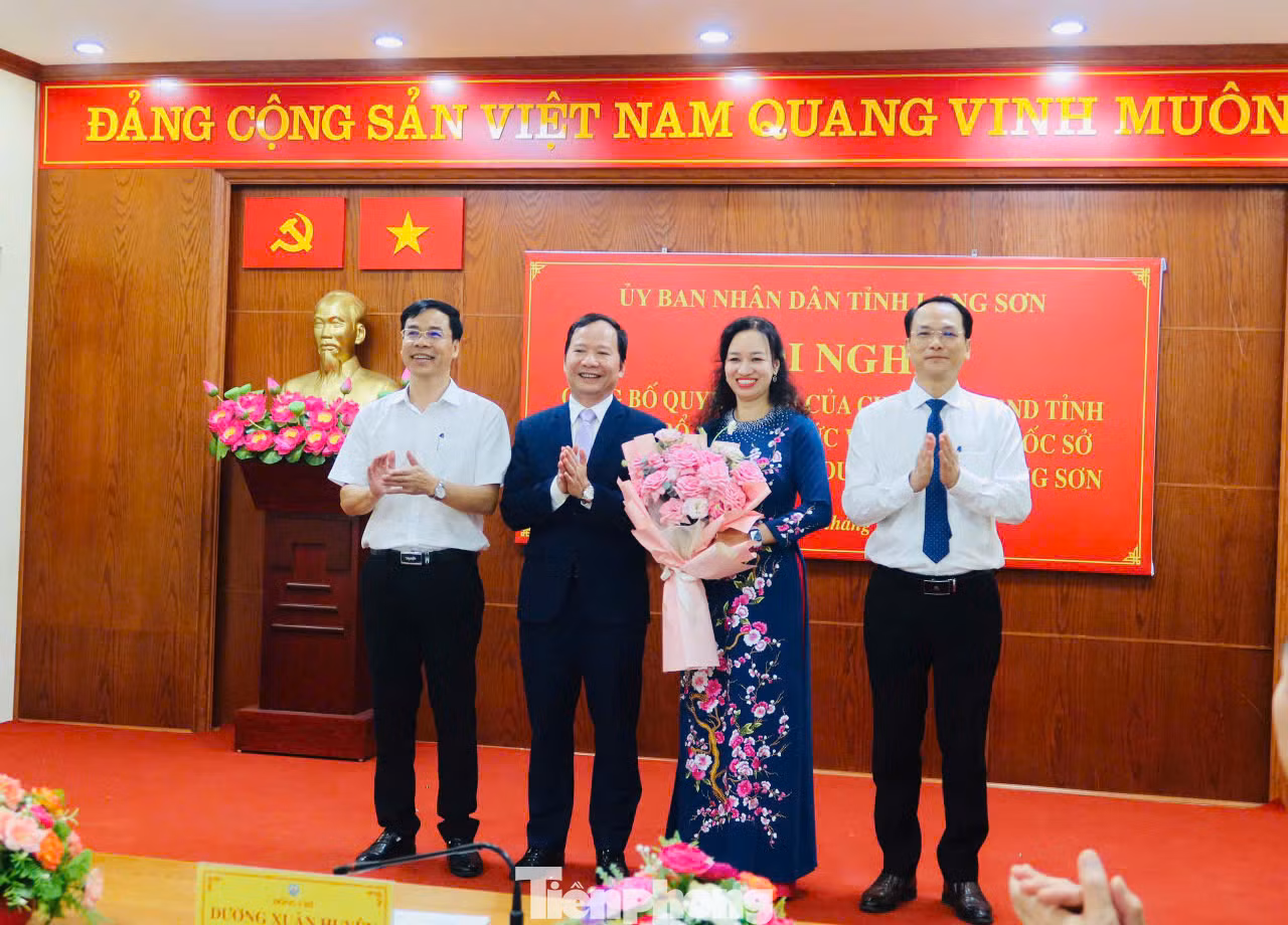 Bà Nông Bích Diệp, tân Phó Giám đốc Sở Văn hóa - Thể thao và Du lịch nhận hoa chúc mừng của Ban lãnh đạo Sở Văn hóa - Thể thao và Du lịch Lạng Sơn. Ảnh: Duy Chiến.