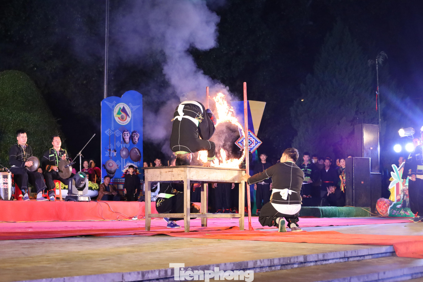 Tiết mục "Nhảy qua vòng lửa" ấn tượng của các nghệ nhân múa sư tử xứ Lạng -Ảnh: Duy Chiến
