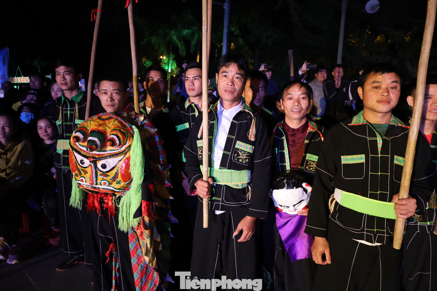 Nghệ nhân biểu diễn võ tay không và binh khí hỗ trợ màn múa sư tử mèo. Ảnh: Duy Chiến