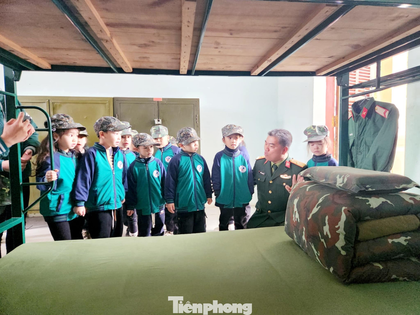 Tìm hiểu, tham quan doanh trại bộ đội. Tìm hiểu, tham quan doanh trại bộ đội.