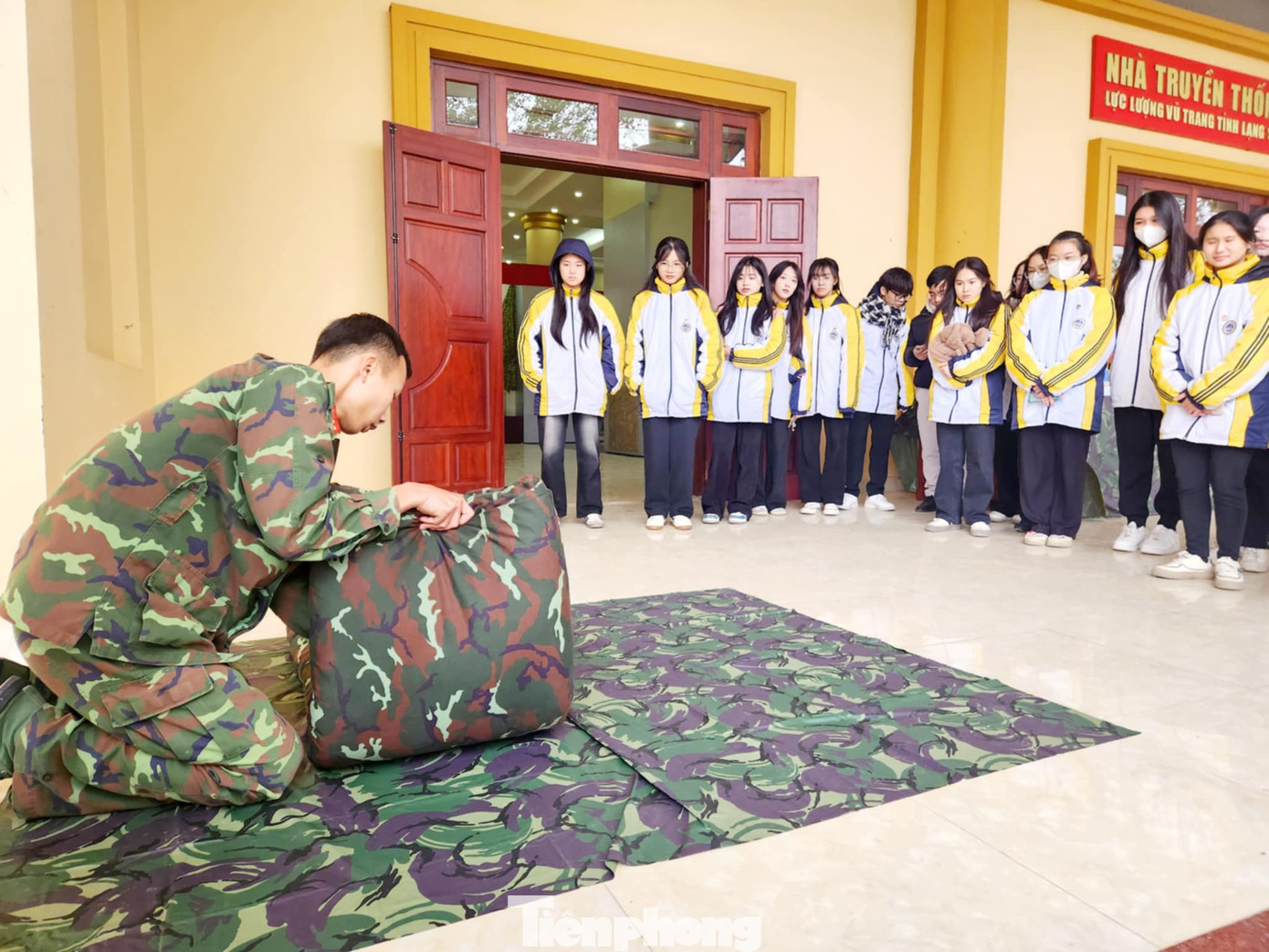 Trải nghiệm và thực hành cách gấp chăn màn gọn, vuông, đẹp. Trải nghiệm và thực hành cách gấp chăn màn gọn, vuông, đẹp.