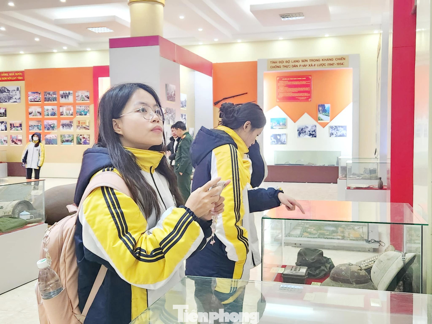 Tìm hiểu về truyền thống vẻ vang của Quân đội nhân dân Việt Nam anh hùng. Tìm hiểu về truyền thống vẻ vang của Quân đội nhân dân Việt Nam anh hùng.