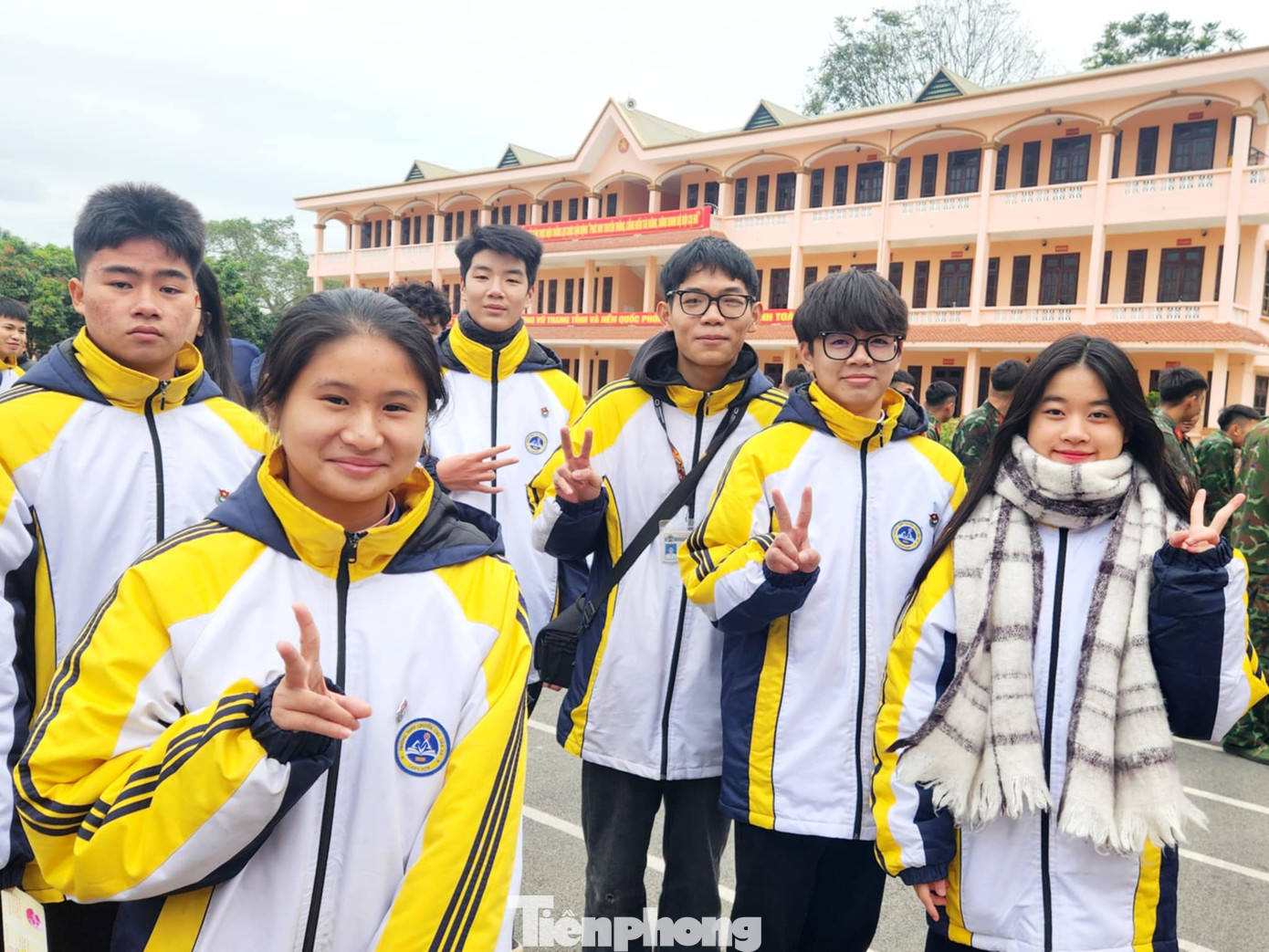 Học sinh trường THPT Chu Văn An, thành phố Lạng Sơn hào hứng với trải nghiệm tại Bộ CHQS tỉnh Lạng Sơn. Học sinh trường THPT Chu Văn An, thành phố Lạng Sơn hào hứng với trải nghiệm tại Bộ CHQS tỉnh Lạng Sơn.