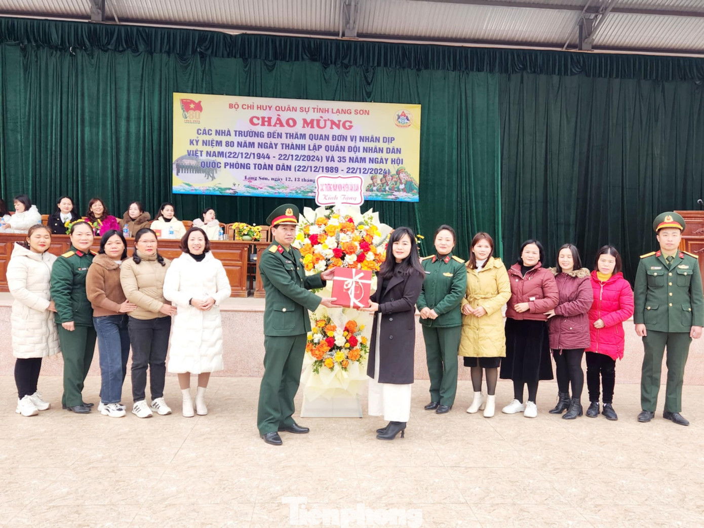 Các nhà trường tặng hoa, quà chúc mừng cán bộ, chiến sĩ Bộ CHQS tỉnh Lạng Sơn. Các nhà trường tặng hoa, quà chúc mừng cán bộ, chiến sĩ Bộ CHQS tỉnh Lạng Sơn.