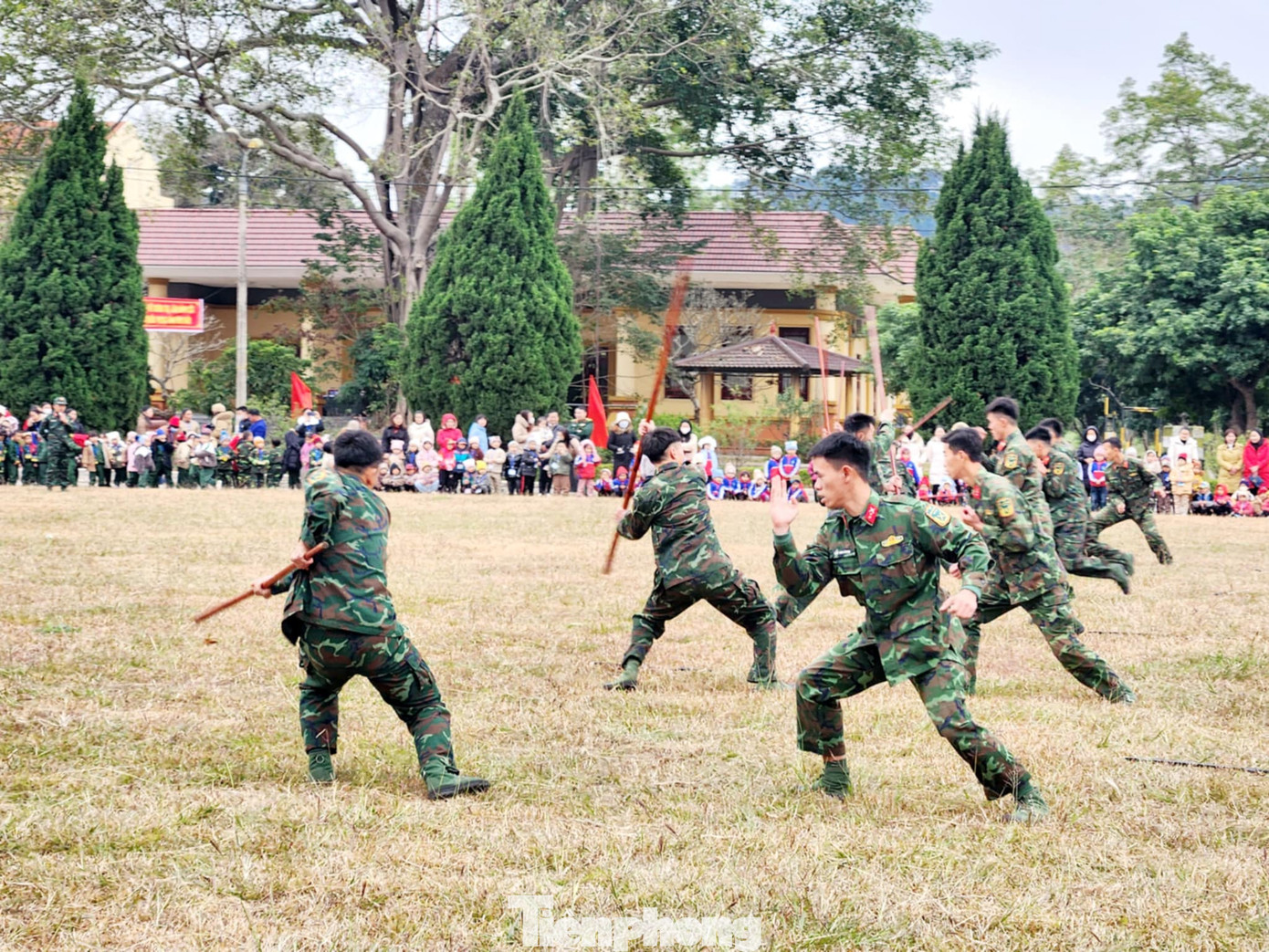 Chứng kiến màn võ thuật điêu luyện. Chứng kiến màn võ thuật điêu luyện.