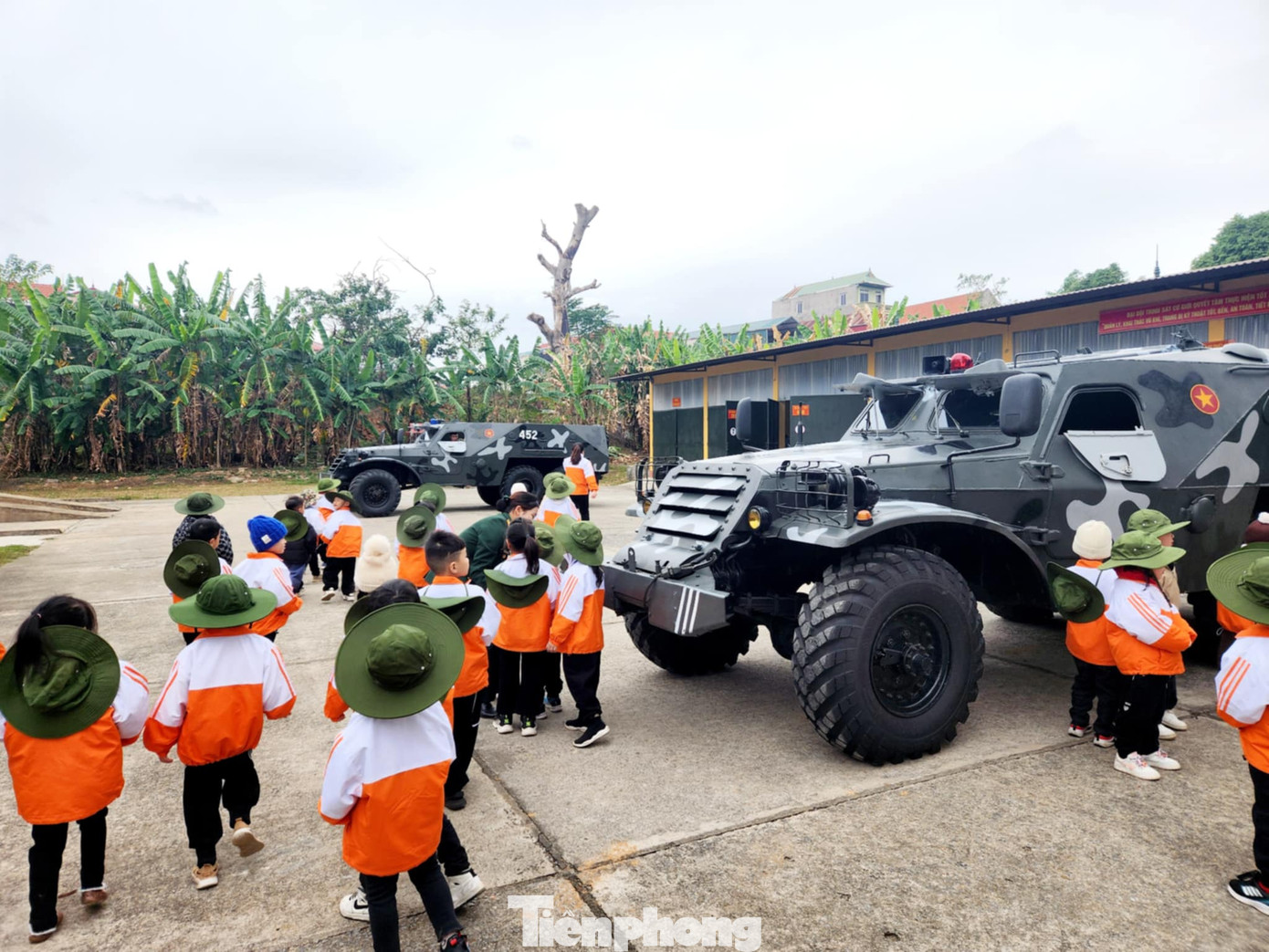 Tham quan trải nghiệm với xe thiết giáp. Tham quan trải nghiệm với xe thiết giáp.