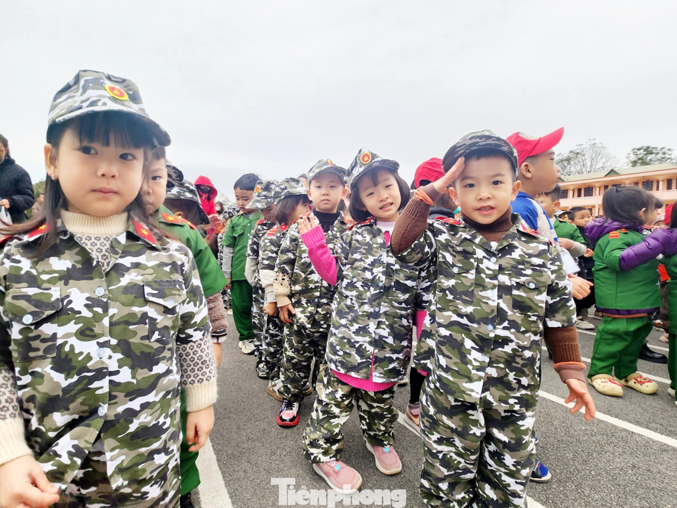 Tự hào một ngày làm chú bộ đội. Tự hào một ngày làm chú bộ đội.