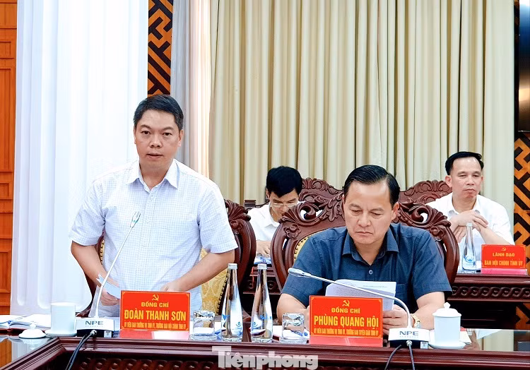 Ông Đoàn Thanh Sơn (trái)