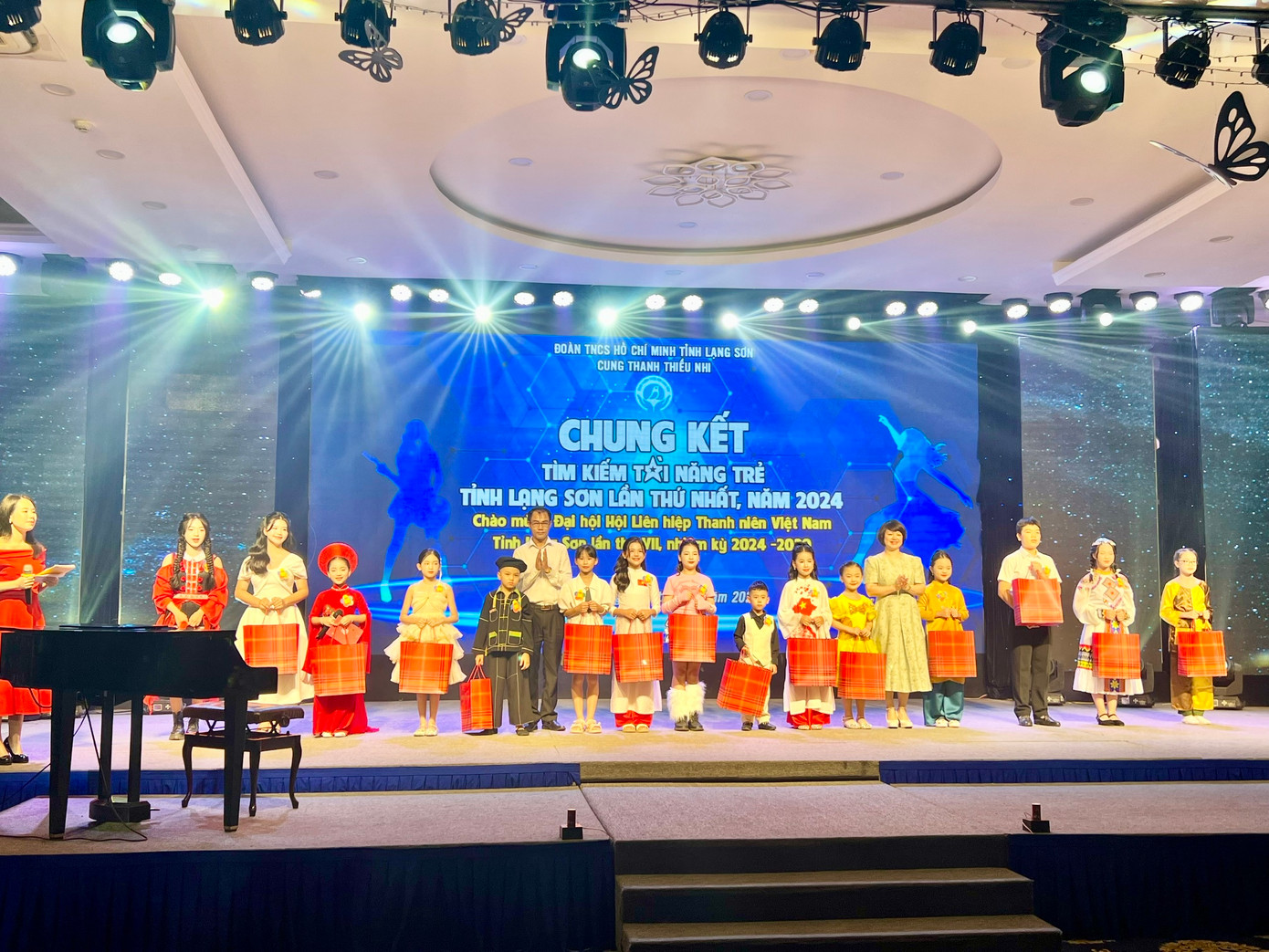 Ban tổ chức trao quà các thí sinh tham gia cuộc thi "tìm kiếm tài năng trẻ 2024"