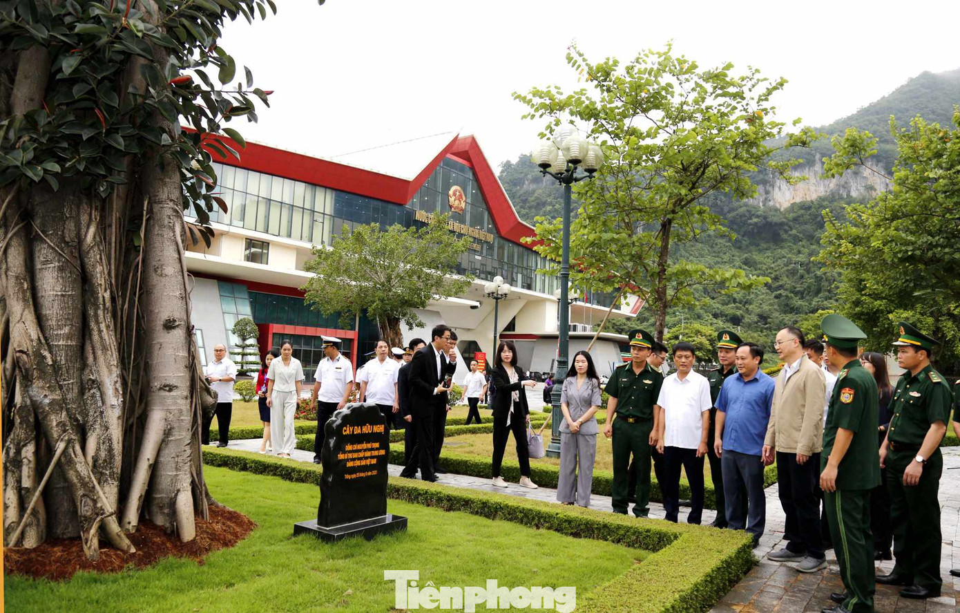 Nhiều đoàn khách trong và ngoài nước tham quan cây đa Hữu Nghị. Ảnh: Duy Chiến Nhiều đoàn khách trong và ngoài nước tham quan cây đa Hữu Nghị. Ảnh: Duy Chiến