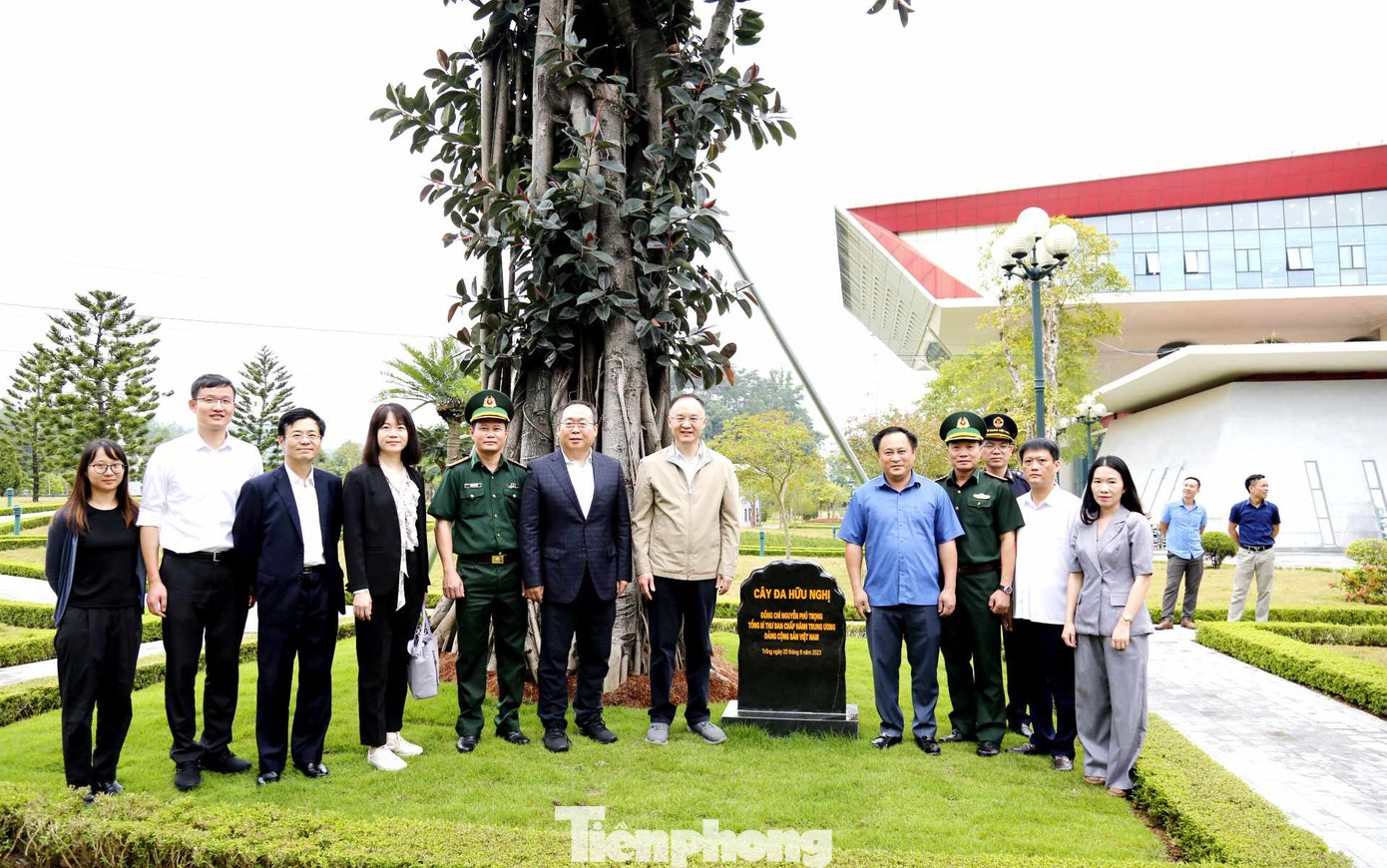 Đoàn ngoại giao Trung Quốc thăm cây đa Hữu Nghị (ngày 28/9/2023). Ảnh: Duy Chiến Đoàn ngoại giao Trung Quốc thăm cây đa Hữu Nghị (ngày 28/9/2023). Ảnh: Duy Chiến