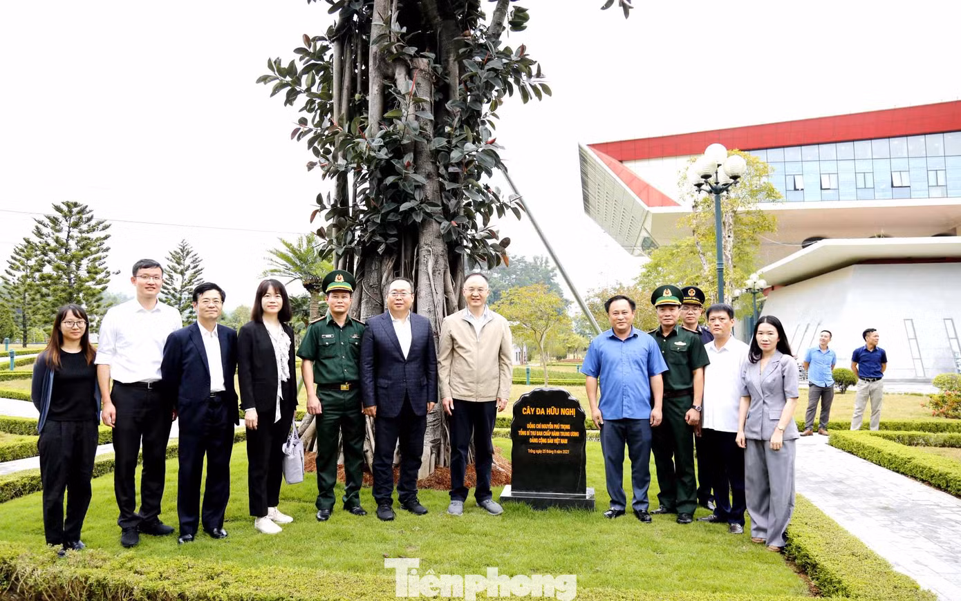 Đoàn ngoại giao Trung Quốc thăm cây đa Hữu Nghị (ngày 28/9/2023). Ảnh: Duy Chiến Đoàn ngoại giao Trung Quốc thăm cây đa Hữu Nghị (ngày 28/9/2023). Ảnh: Duy Chiến