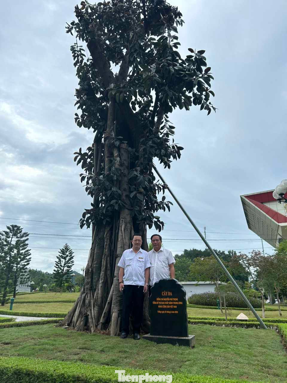Ông Đinh Trung Kiên - Phó Giám đốc Thường trực Trung tâm quản lý cửa khẩu (bìa trái) chụp ảnh lưu niệm tại cây đa Hữu Nghị. Ảnh: Duy Chiến Ông Đinh Trung Kiên - Phó Giám đốc Thường trực Trung tâm quản lý cửa khẩu (bìa trái) chụp ảnh lưu niệm tại cây đa Hữu Nghị. Ảnh: Duy Chiến