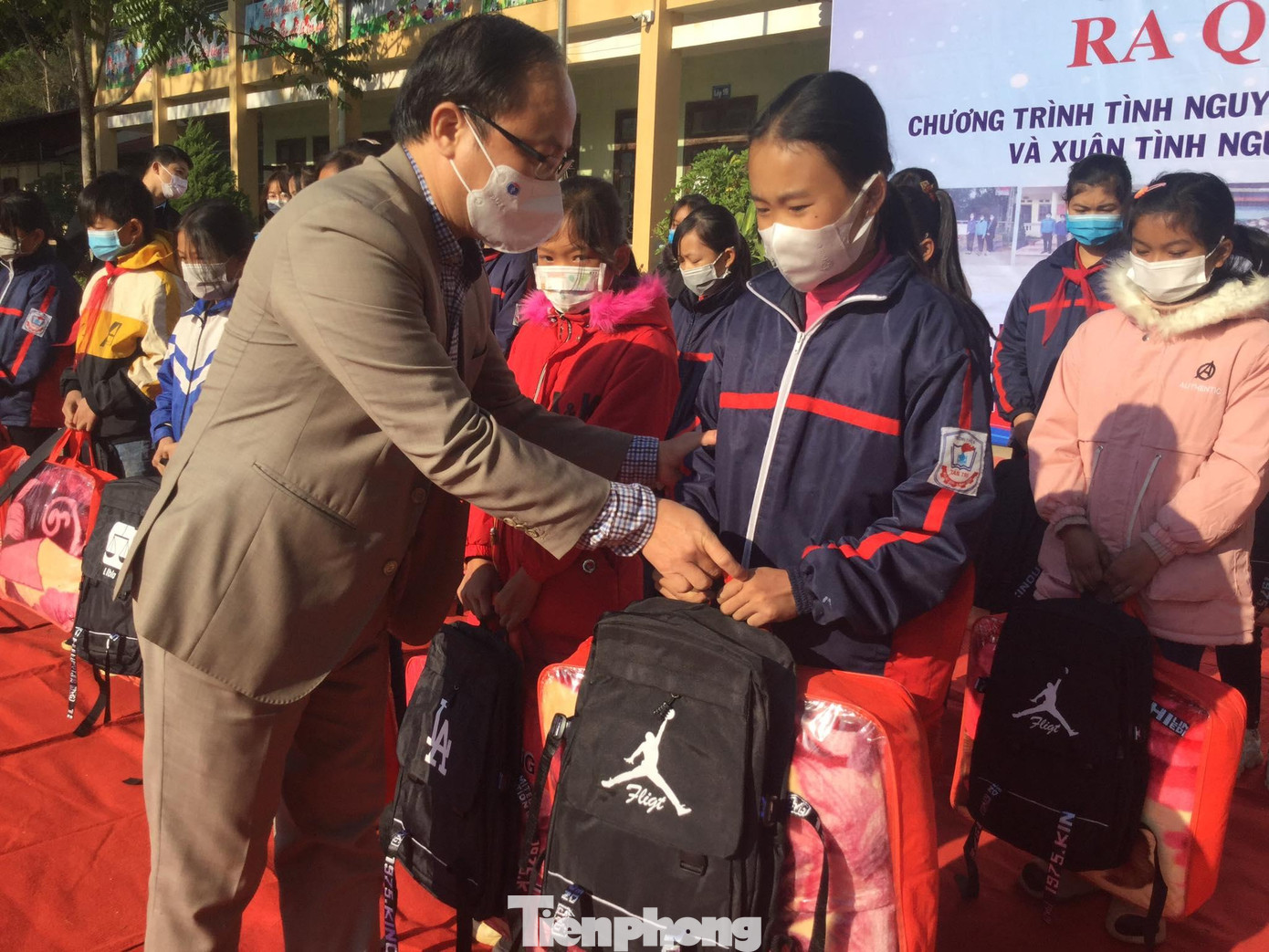 Tuổi trẻ trung ương Đoàn, Ban tổ chức trung ương tặng quà cho các em có hoàn cảnh khó khăn -Ảnh: Duy Chiến Tuổi trẻ trung ương Đoàn, Ban tổ chức trung ương tặng quà cho các em có hoàn cảnh khó khăn -Ảnh: Duy Chiến