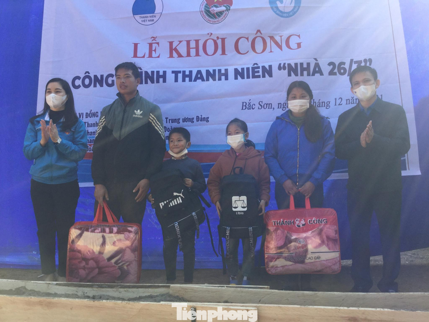 Tặng quà, hỗ trợ cho gia đình thanh niên nghèo ở xã Tân Tri (huyện Bắc Sơn) -Ảnh: Duy Chiến Tặng quà, hỗ trợ cho gia đình thanh niên nghèo ở xã Tân Tri (huyện Bắc Sơn) -Ảnh: Duy Chiến