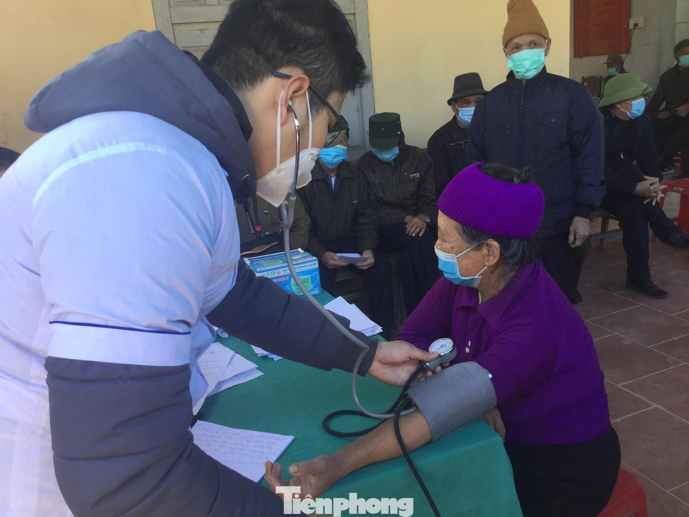 Khám bệnh, phát thuốc miễn phí cho nhân dân. Khám bệnh, phát thuốc miễn phí cho nhân dân.