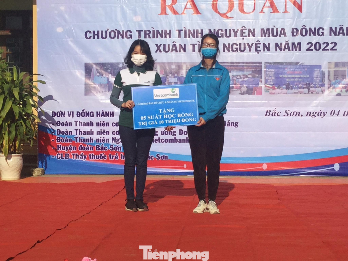 Đoàn thanh niên Ngân hàng Vietcombank trao học bổng cho các em học sinh. Đoàn thanh niên Ngân hàng Vietcombank trao học bổng cho các em học sinh.