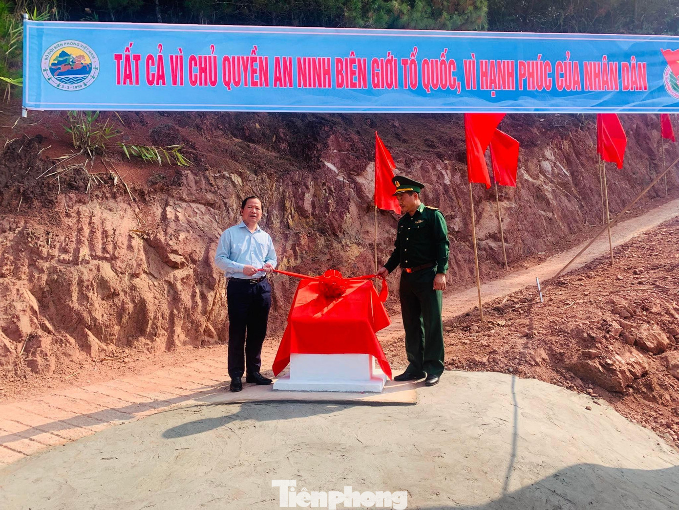 Bí thư Huyện ủy Lộc Bình và Chỉ huy trưởng Biên phòng tỉnh Lạng Sơn thực hiện nghi lễ hoàn thành công trình đường nhánh lên mốc biên giới - Ảnh: Duy Chiến Bí thư Huyện ủy Lộc Bình và Chỉ huy trưởng Biên phòng tỉnh Lạng Sơn thực hiện nghi lễ hoàn thành công trình đường nhánh lên mốc biên giới - Ảnh: Duy Chiến