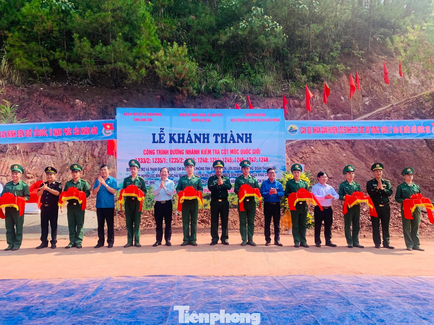 Nghi lễ cắt băng Khánh thành đường lên cột mốc biên giới ở Chi Ma - Ảnh: Duy Chiến Nghi lễ cắt băng Khánh thành đường lên cột mốc biên giới ở Chi Ma - Ảnh: Duy Chiến