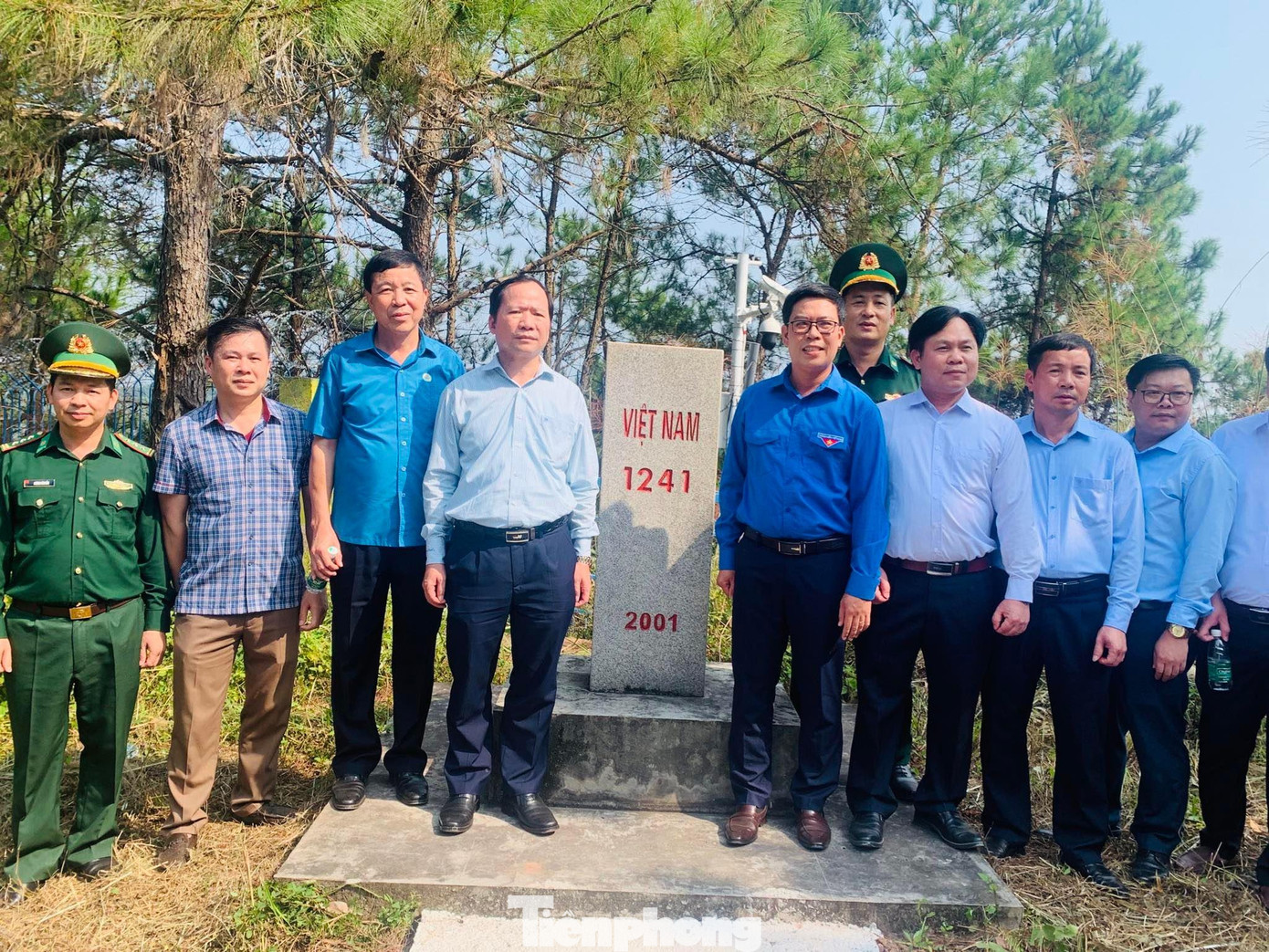 Các cơ quan ban ngành và tuổi trẻ vui mừng bên cột mốc biên giới -Ảnh: Duy Chiến Các cơ quan ban ngành và tuổi trẻ vui mừng bên cột mốc biên giới -Ảnh: Duy Chiến