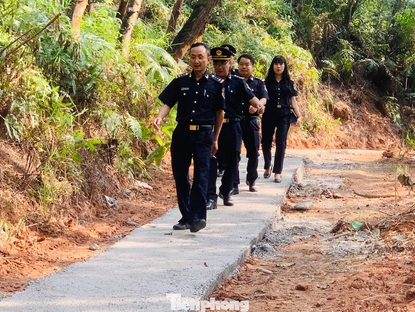 Cán bộ, chiến sỹ Hải quan Lạng Sơn tham gia đóng góp 100 triệu đồng xây dựng đường lên mốc 1236 cửa khẩu Chi Ma - Ảnh: Duy Chiến Cán bộ, chiến sỹ Hải quan Lạng Sơn tham gia đóng góp 100 triệu đồng xây dựng đường lên mốc 1236 cửa khẩu Chi Ma - Ảnh: Duy Chiến
