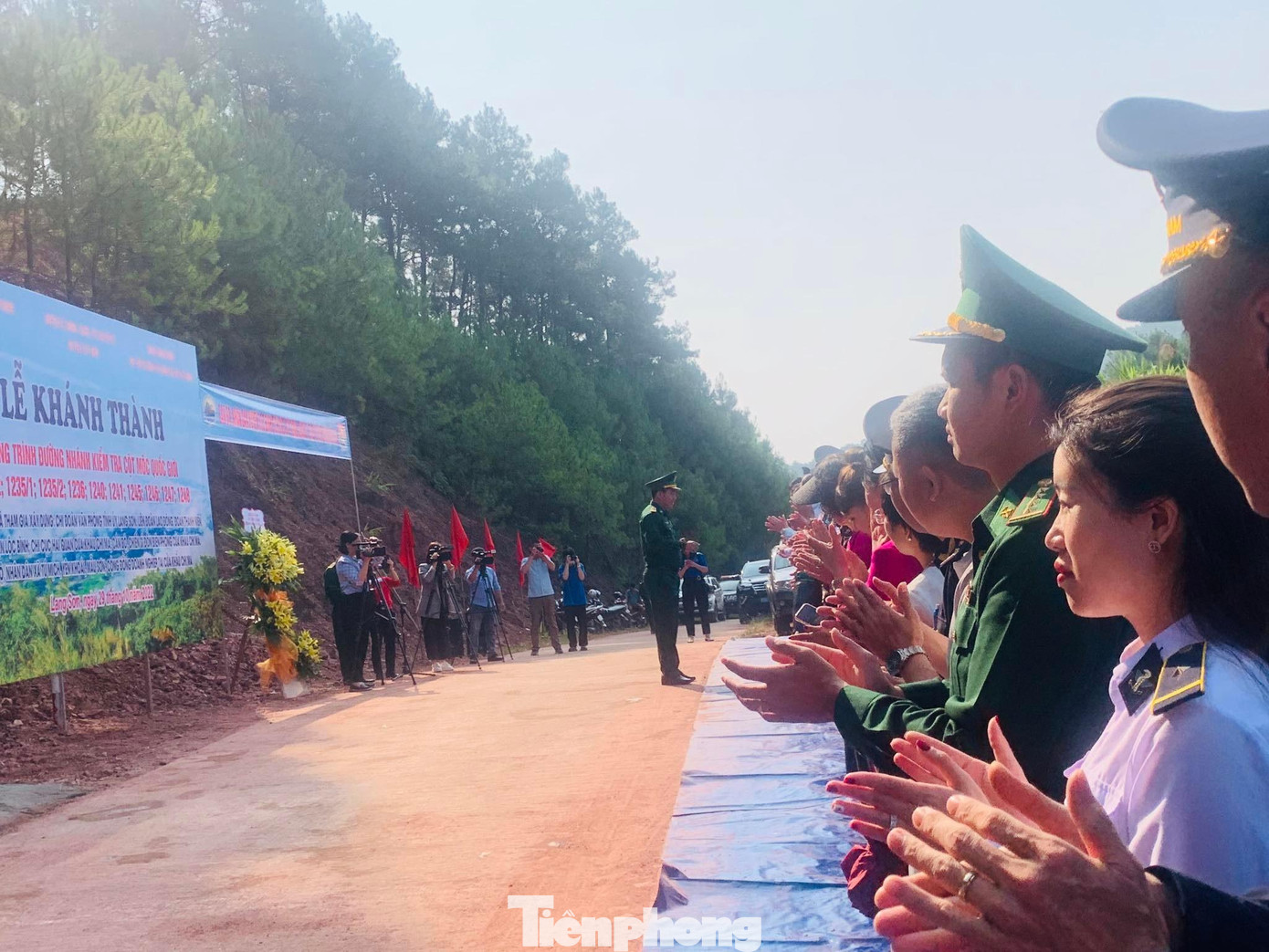 Đông đảo các đơn vị, nhân dân trên địa bàn tham gia chương trình - Ảnh: Duy Chiến Đông đảo các đơn vị, nhân dân trên địa bàn tham gia chương trình - Ảnh: Duy Chiến