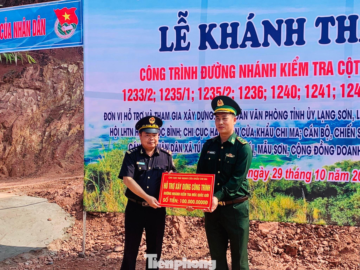 Cán bộ, tuổi trẻ cục Hải Quan Lạng Sơn chung tay, giúp sức công trình số tiền 100 triệu đồng - Ảnh: Duy Chiến Cán bộ, tuổi trẻ cục Hải Quan Lạng Sơn chung tay, giúp sức công trình số tiền 100 triệu đồng - Ảnh: Duy Chiến